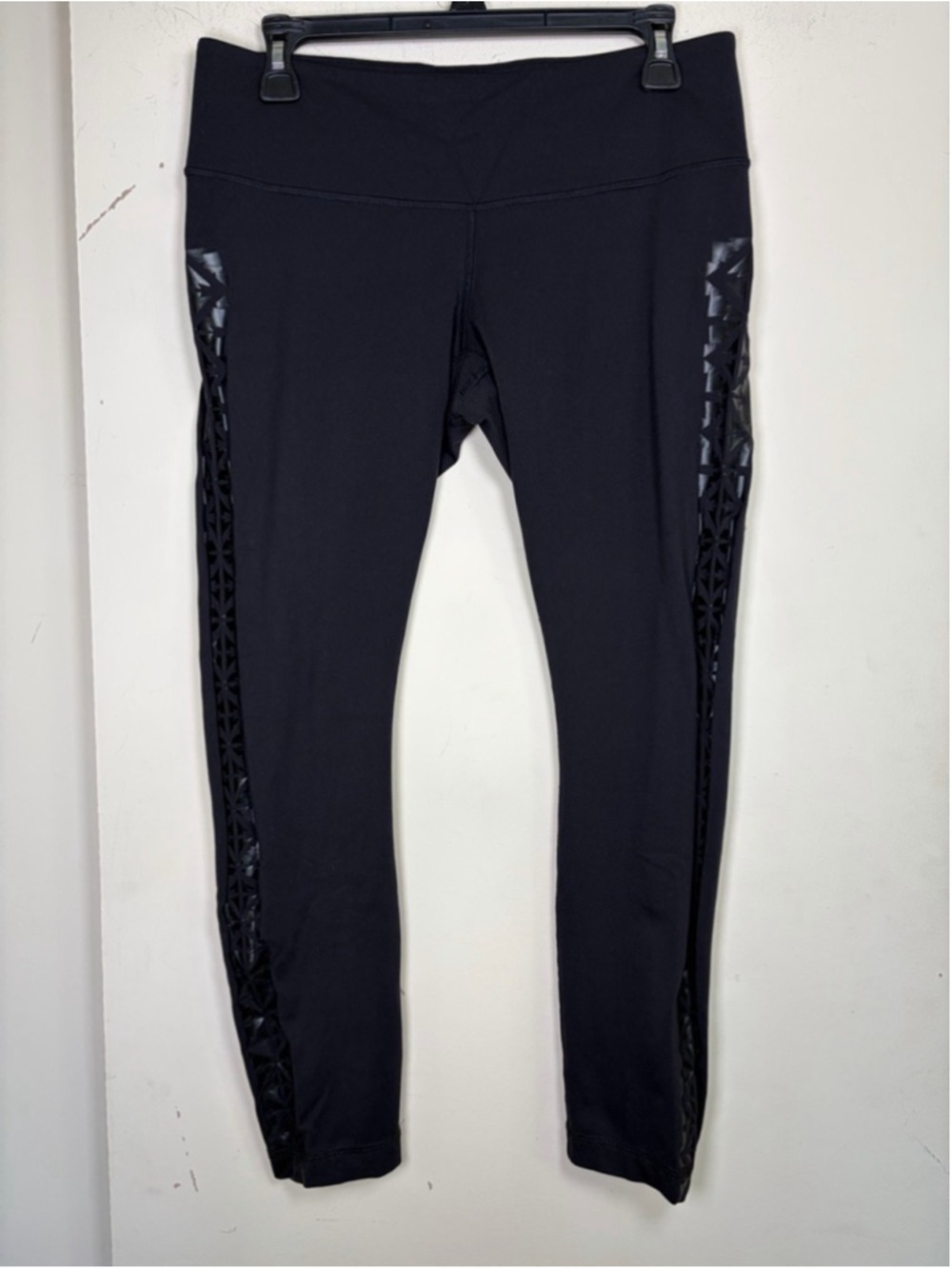 Lululemon Tight Stuff Crop Leggings Black Geometric Laser Cut Reflective Size 10